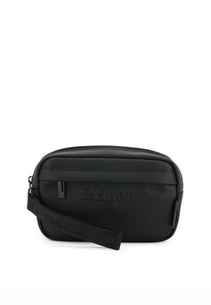 Bustina nera compatta con cerniera, logo "Blauer USA" in rilievo e cinturino da polso con testo brandizzato.