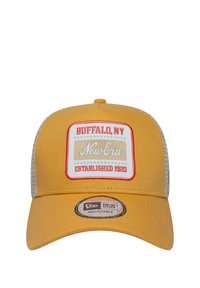 Gorra amarilla con visera curva, paneles laterales de malla y un parche frontal que muestra "BUFFALO, NY", "New Era" y "ESTABLECIDO EN 1920". Correa ajustable.