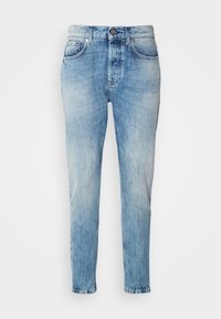 Jean en denim bleu clair avec un lavage délavé, design à jambes droites, cinq poches et une fermeture à bouton métallique. Effet de décoloration subtil au niveau des hanches.