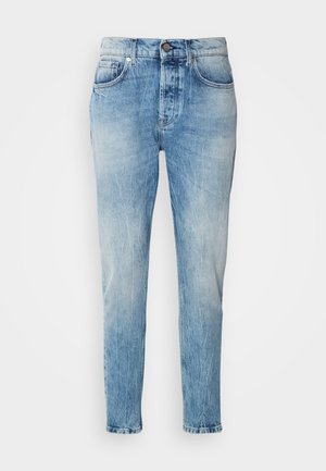 Lyseblå denim jeans med en falmet vask, lige ben-design, fem lommer og metalknaplukning. Subtile slidmærker ved hofterne.