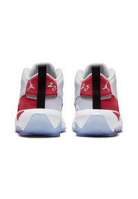 Rode en witte sportschoenen met een suède hak en mesh panelen. Voorzien van een zwarte hiel lus en een doorschijnende blauwe outsole.