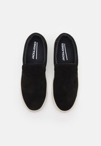 Zwarte suède instapschoenen met een witte rubberen zool en gevoerde binnenkant. Kenmerkt zich door een logo op een donker gekleurde binnenzool. Glad textuur en een minimalistisch ontwerp.