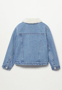 Ljusblå denimjacka med en vit, lurvig krage, långa ärmar och knäppte manschetter; har en klassisk design med bakstygnsdetaljer.