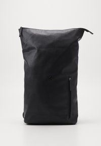 Zwarte rugzak van glad faux leer, met een bovenste ritsluiting, een voorzak met rits en een metalen drukknopdetailing. Eenvoudige rechthoekige vorm.