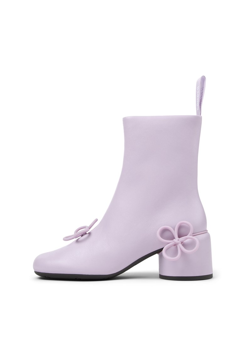 Stivaletto alla caviglia in pelle lilla con punta arrotondata e tacco robusto. Presenta decorazioni floreali sul lato e una linguetta per facilitare la calzata.