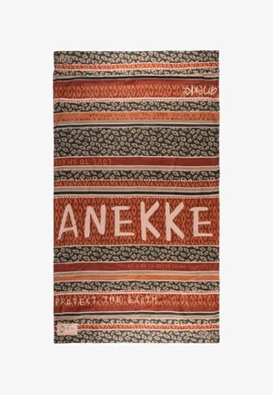 Tessuto multicolore con strisce nei toni naturali del marrone, verde e crema. Il testo recita "ANEKKE," con motivi e frasi sparse.