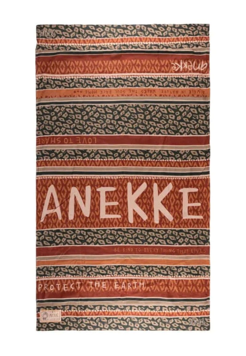 Tessuto multicolore con strisce nei toni naturali del marrone, verde e crema. Il testo recita "ANEKKE," con motivi e frasi sparse.