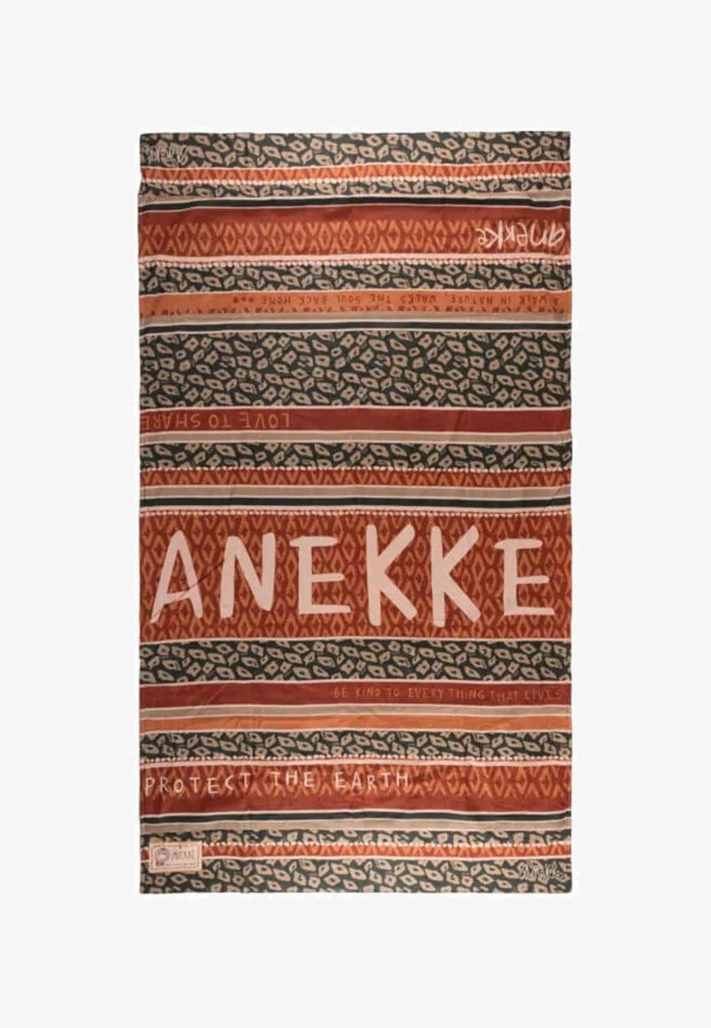 Tessuto multicolore con strisce nei toni naturali del marrone, verde e crema. Il testo recita "ANEKKE," con motivi e frasi sparse.