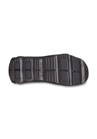 Czarną gumową podeszwę buta z teksturowaną powierzchnią z rowkami i wypustkami zapewniającymi przyczepność, oznaczoną logo 'Crocs'.