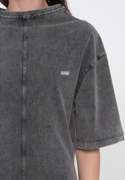 Graues, übergroßes T-Shirt aus weichem Stoff, mit einer subtilen Textur, kurzen Ärmeln und einem kleinen gestickten Logo auf der Brust.
