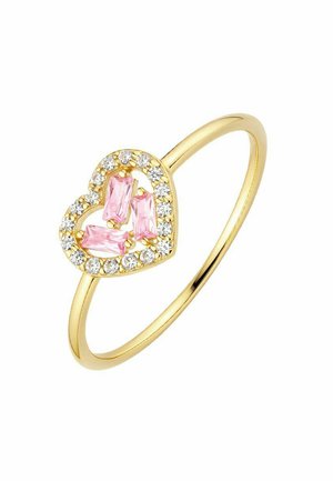Anillo de oro con un engaste en forma de corazón con pequeñas piedras claras alrededor del borde y tres piedras rosas rectangulares en el centro.