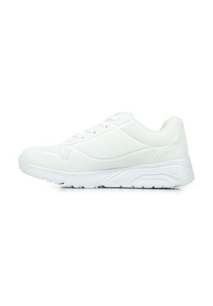 Witte sportieve schoen met een gladde synthetische bovenkant, ademende mesh accents en een gestructureerde rubberen zool voor grip. Klassiek vetersluiting ontwerp.