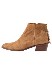 Kotníková bota z semiše, barvy opálené kůže, se šitými detaily, špičatou špičkou a nízkým dřevěným podpatkem. Má boční zip a střapcový detail.