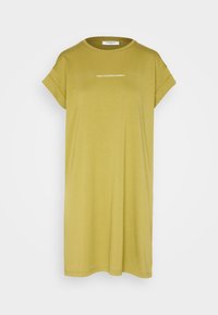 Olivgrünes T-Shirt-Kleid, kurzärmlig, mit rundem Ausschnitt, weichem Stoff, mit weißem "MSCHCOPENHAGEN"-Logo auf der Brust.