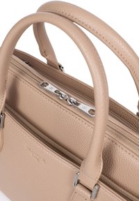 Beige leren handtas met dubbele ronde handvatten, ritssluiting bovenaan en zilverkleurige hardwareaccenten. Heeft een gestructureerde textuur en zichtbare stiksels.