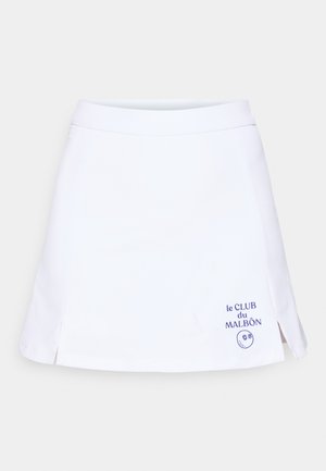 Hvit golfskjørt med rett kutt, med sidesplitt, jevn midje og en lilla logo tekstdesign nederst til venstre.
