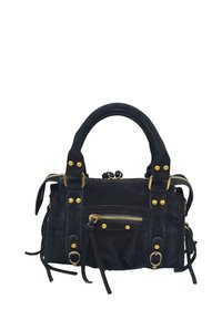 Sac à main en suède noir avec des garnitures dorées, présentant une poche zippée, deux poignées et des franges décoratives sur les côtés. Design compact et structuré.