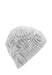 Un bonnet en tricot gris fabriqué à partir d'un tissu texturé, doté d'un revers plié et d'une coupe décontractée. Le design est simple et décontracté.
