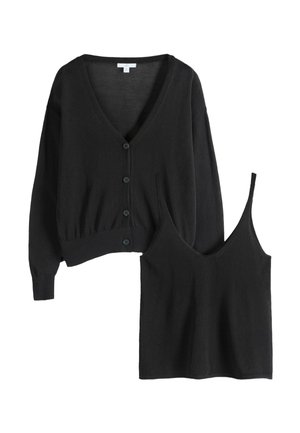 Zwarte gebreide cardigan met knopen en bijpassend zwart gebreid mouwloos topje met dunne bandjes getoond op een witte achtergrond.