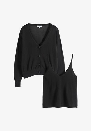 Sort strikket cardigan med knapper og matchende sort strikket ærmeløs top med tynde stropper vist på hvid baggrund.
