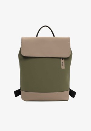 Zelený a béžový batoh s horní klopou, černým madlem a malou značkou s nápisem „RUE 09“ na přední pravé straně.