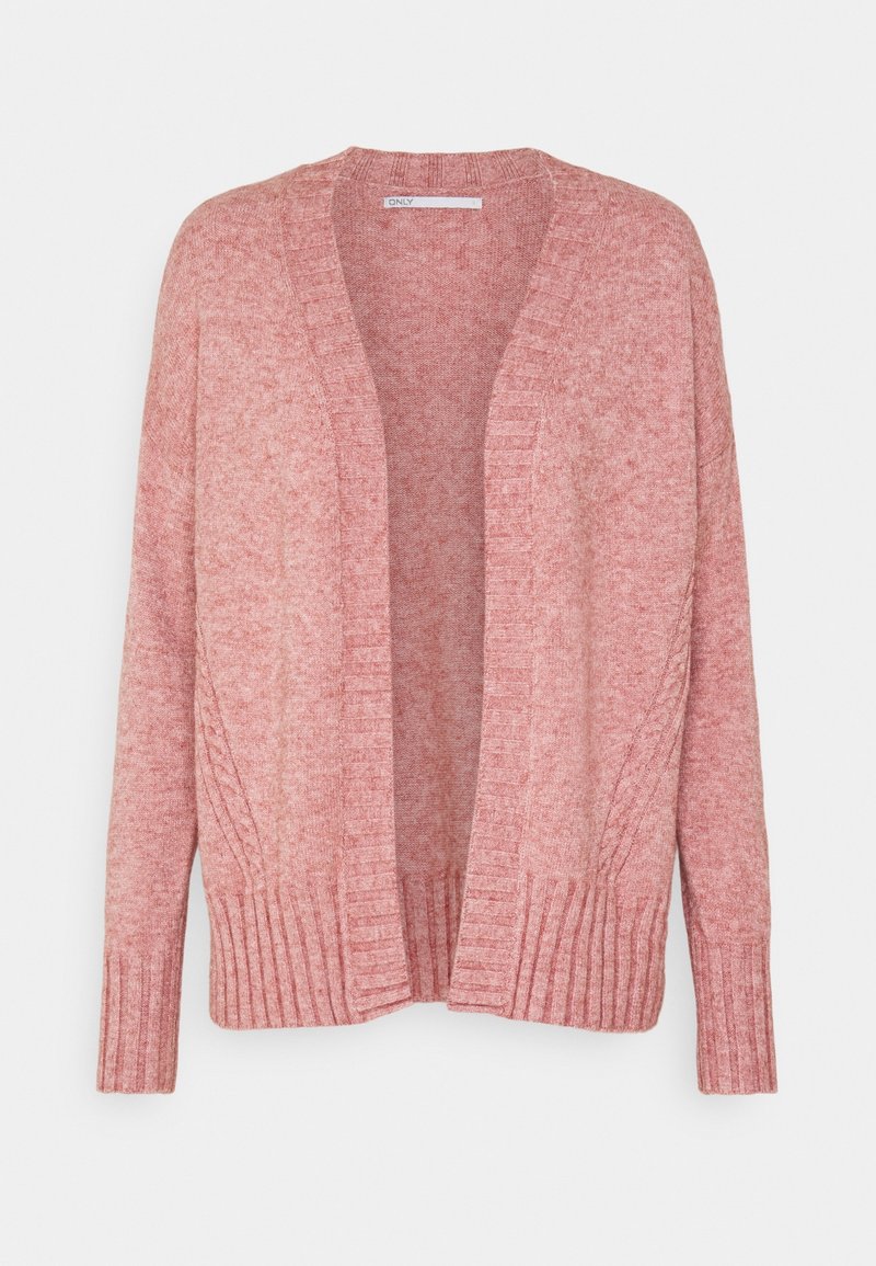 Cardigan tricoté rose à ouverture devant, avec poignets et bord-côte à la taille, manches longues, et motifs diagonaux subtils près de la taille.