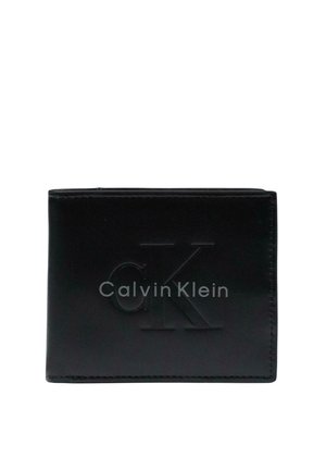 Cartera negra de piel plegable con el logotipo "cK" y el texto Calvin Klein en relieve en el frente, cerrada y centrada sobre fondo blanco.