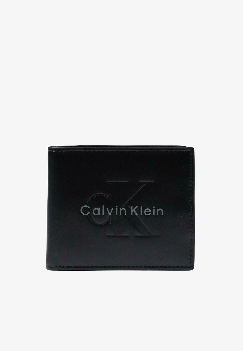 Portefeuille bi-fold en cuir noir avec logo "cK" embossé et texte Calvin Klein sur le devant, fermé et centré sur un fond blanc.
