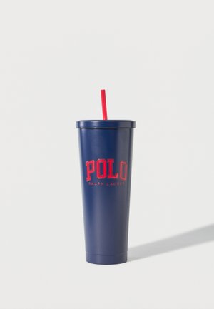 Ψηλό ποτήρι σε ναυτικό μπλε χρώμα με κόκκινο καλαμάκι, που φέρει κόκκινο λογότυπο "POLO RALPH LAUREN" στο μπροστινό μέρος σε λευκό φόντο.