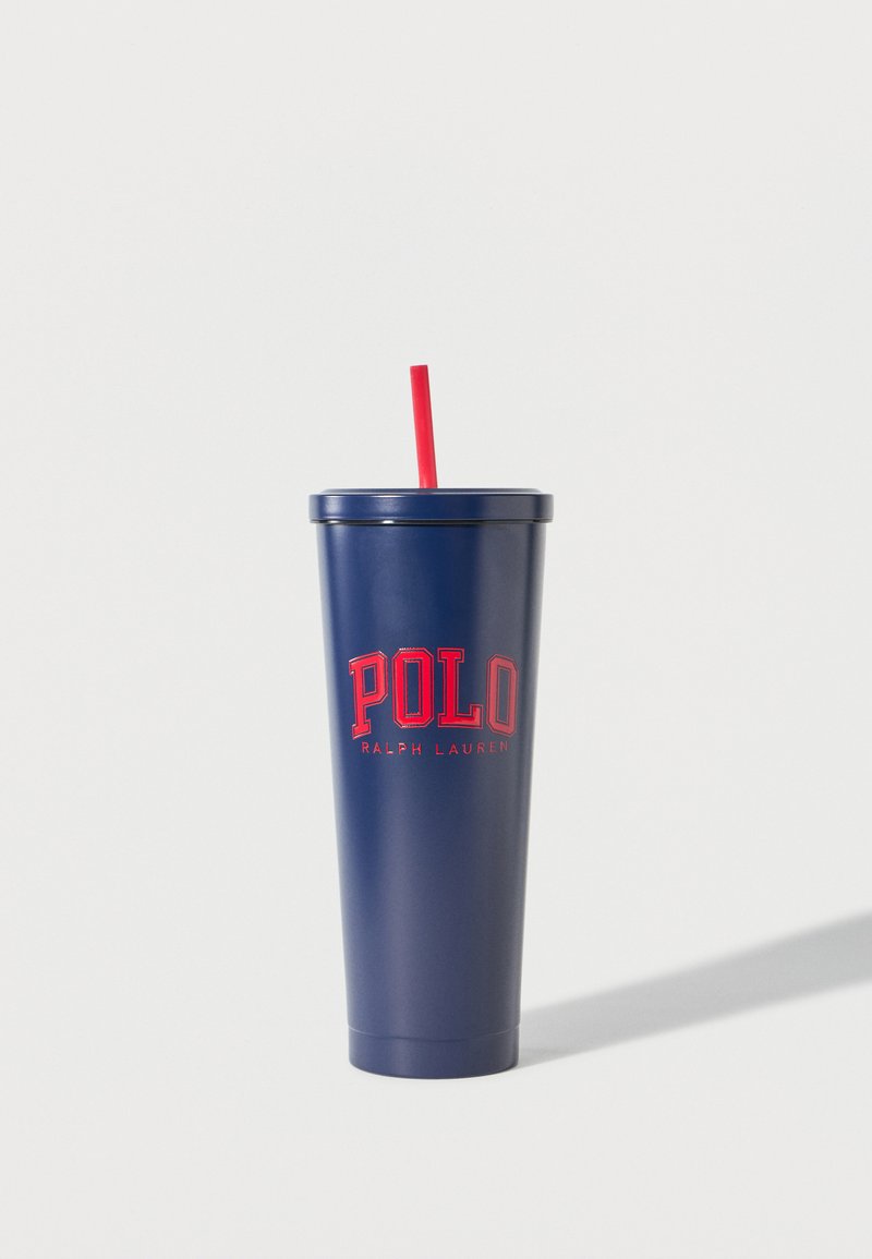 Ψηλό ποτήρι σε ναυτικό μπλε χρώμα με κόκκινο καλαμάκι, που φέρει κόκκινο λογότυπο "POLO RALPH LAUREN" στο μπροστινό μέρος σε λευκό φόντο.