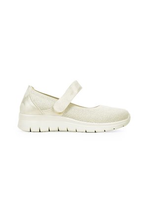 Zapato Mary Jane en color beige claro con tejido de malla, correa de Velcro ajustable y suela ligera que presenta un patrón de agarre texturizado.