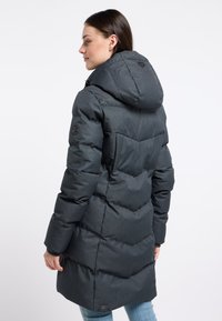 Grau gepolsterter Mantel mit Kapuze, aus strukturiertem Stoff, mit gestepptem Design und einem Logopatch nahe dem Saum. Strapazierfähige und warme Konstruktion.