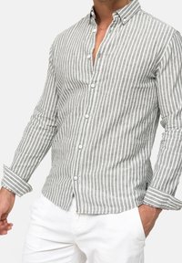 Grau-weiß gestreiftes Button-Down-Hemd mit Kragen, tailliertem Design und langen Ärmeln. Hergestellt aus leichtem Stoff mit strukturiertem Finish.