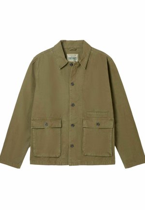 Olivgrüne Jacke aus robustem Stoff mit spitzem Kragen, vorderen Knöpfen, zwei großen Vordertaschen und einem einzelnen Taschendetail.