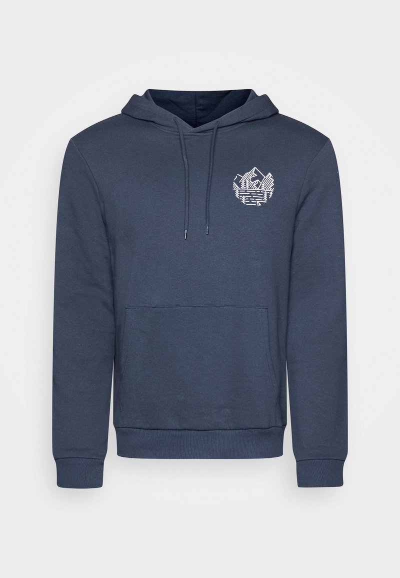 Mörkblå hoodie gjord av mjukt tyg, med en framficka i kangoorustil, ribbade muddar och en vit grafisk logotyp på vänster bröst.