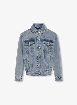 Chaqueta de mezclilla con un lavado azul claro, cuello clásico, cierre de botones en la parte delantera, dos bolsillos en el pecho y mangas largas con puños abotonados.