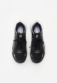Scarpe da ginnastica nere con tomaia in rete, dettagli bianchi, motivo testurizzato e lacci neri. Design affusolato con suola imbottita.