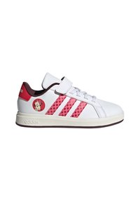 Białe sneakersy Adidas z różowymi trzema paskami, czerwonym zapięciem na pięcie, rzepem, sznurowadłami oraz grafiką Minni Mouse na boku.