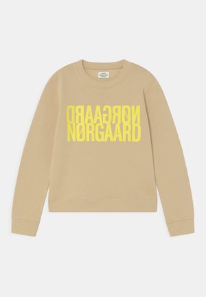 Sweat-shirt beige avec col rond, arborant un texte jaune vif "Nørgaard" et une coupe décontractée. Manches et ourlet côtelés. Design classique.