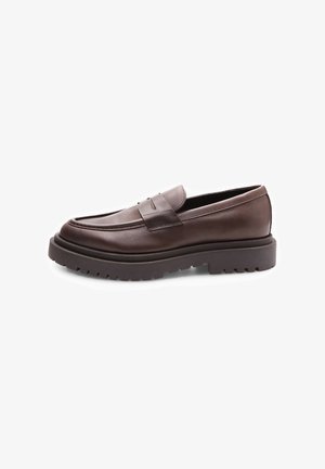 Mocassins en cuir marron avec un bout arrondi, une bride frontale et une semelle en caoutchouc épaisse avec un motif de traction. Finition lisse et design minimaliste.