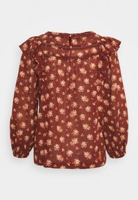 Blouse florale bourgogne à manches longues, avec des accents de volants et une fermeture à boutons à l'arrière. Fabriquée en tissu léger et texturé.