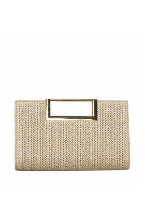 Beige vævet clutch med rektangulært metalhåndtag i guld på toppen, tekstureret med et chevron-strikkemønster.