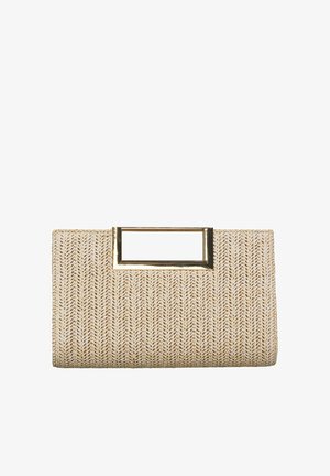 Beige gewebte Clutch mit rechteckigem Gold-Metallgriff oben, texturiert in einem Chevron-Strickmuster.