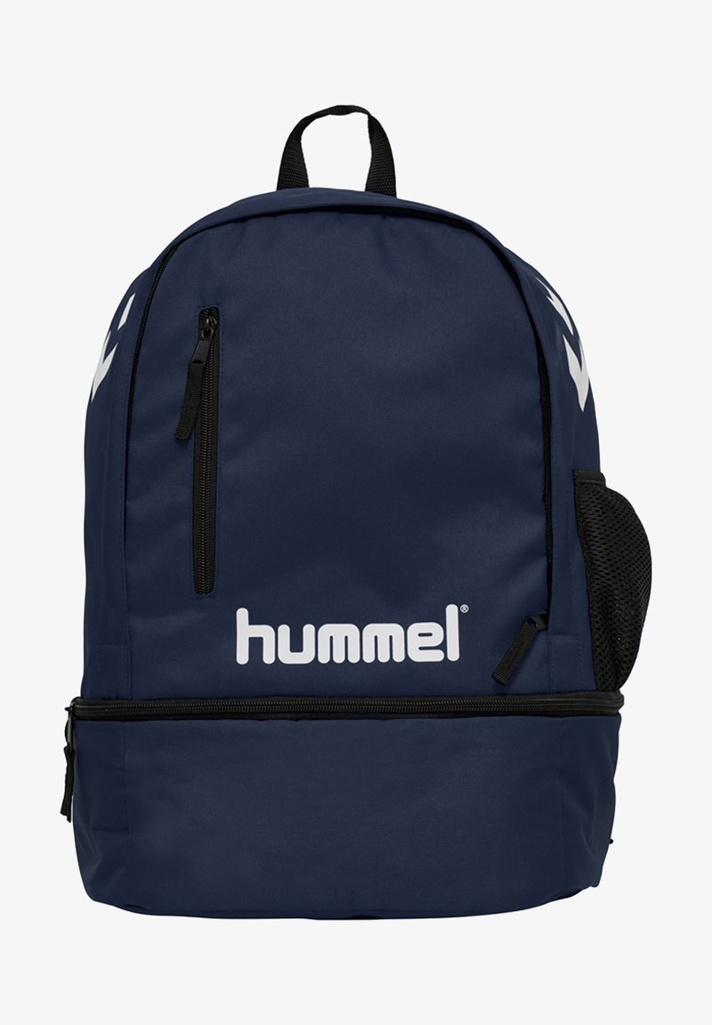 Marineblauwe rugzak gemaakt van duurzaam materiaal, met een voorzak met rits, een zijvak van mesh en een wit 'hummel'-logo met chevrondesignaccenten.