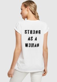 Merchcode WD - STRONG AS A EXTENDED SHOULDER - T-shirts print - white