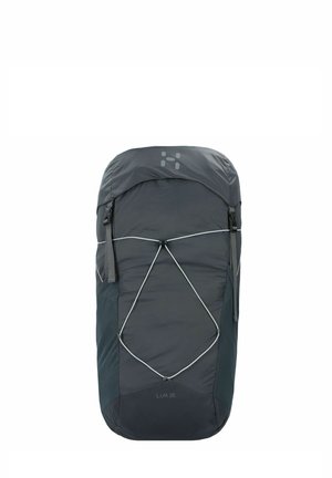 Dunkelgrauer Rucksack mit strukturierter Oberfläche, ausgestattet mit einem verstellbaren Deckel, externem Spannband und Branding am Boden.