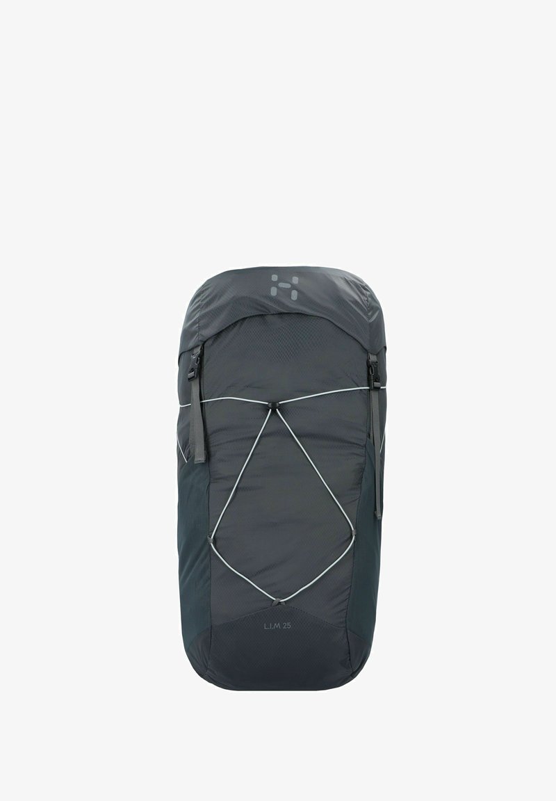 Rugzak in donkergrijs met een gestructureerde afwerking, voorzien van een verstelbare bovenkant, een externe bungeekoord en branding aan de onderzijde.