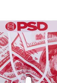 Sous-vêtements avec des motifs rouges et blancs de billets de cent dollars américains et une ceinture élastique portant l'inscription "PSD" en lettres rouges sur fond blanc.