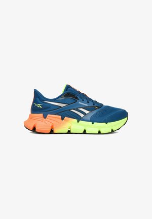 Blauer Reebok-Laufschuh mit Mesh-Obermaterial, weißen Logostreifen und segmentierter Sohle, die von Orange zu Neon-Gelbgrün übergeht.
