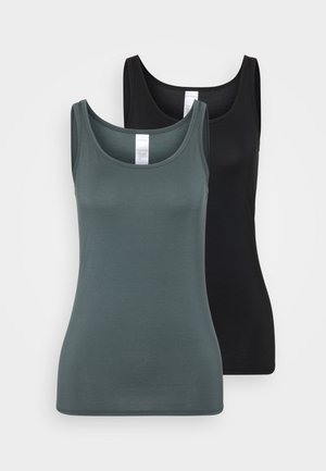 Twee tanktops: één in donkergroen en één in zwart. Beide hebben een gladde, rekbare stof, ronde halslijnen en brede schouderbanden.